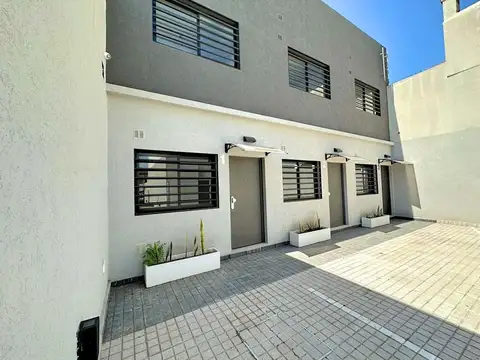Duplex de 3 ambientes con jardin y cochera