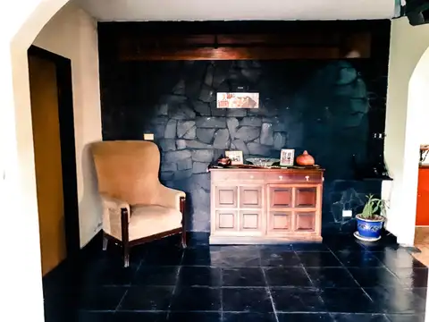 MORON SUR - CHALET 5 AMBIENTES EN 2 PLANTAS CON COCHERA Y PILETA