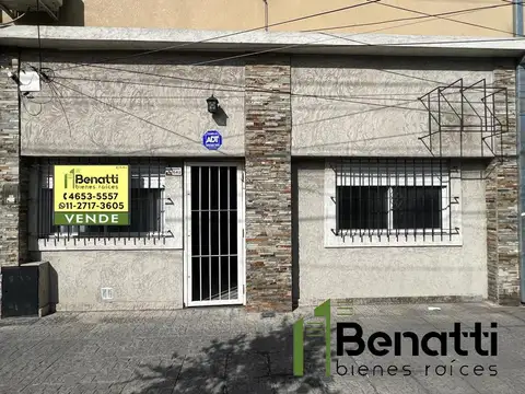 PH TIPO CASA AL FRENTE. TRES AMBIENTES CON COCHERA Y PATIO