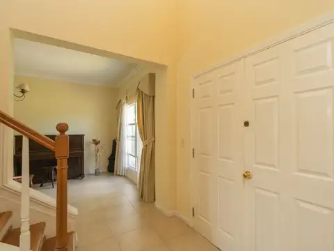 Casa 9 ambientes con 3 baños