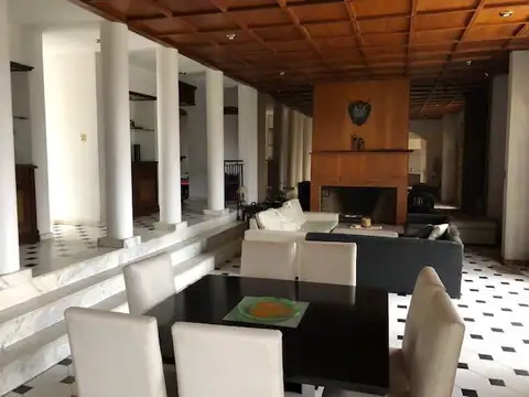 Casa 8 ambientes con 7 baños