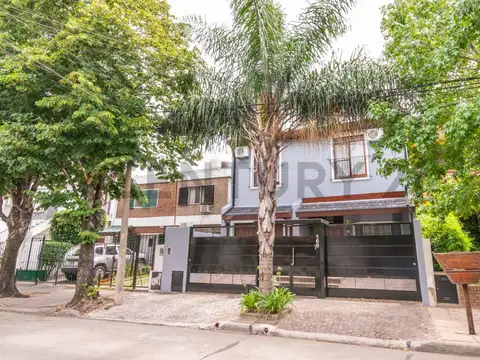 Casa cuatro ambientes mas dependencia en Martinez