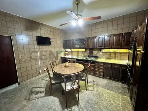 Marcos Seguin 2500, Piso 0