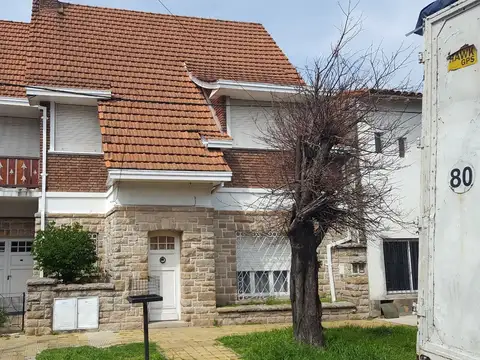 Excelente Chalet P.H. P. Baja y 1º piso 3 amplios ambientes c/ garage, patio, baño, toilet, balcon y terraza