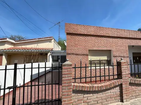SE VENDE CASA CON COCHERA Y GALPÓN EN CAIMA