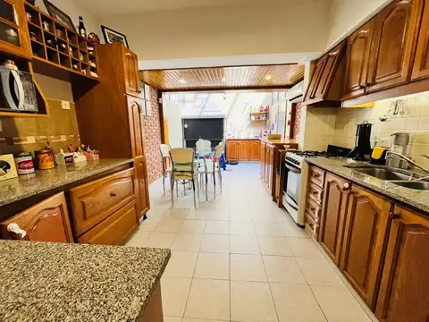 CASA TRIPLEX 4 AMBIENTES. VENTA. RAMOS MEJIA SUR