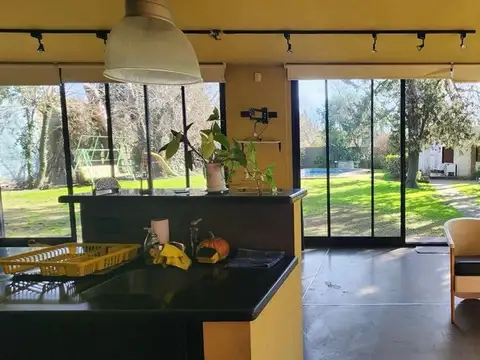 Venta casa en Villa Udaondo,  quincho y pileta