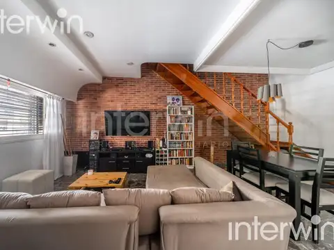 Casa - 6 ambientes - 2 Plantas - Cochera - Parque Chacabuco - ALQUILER