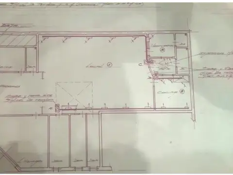 LOCAL EN ESQUINA CON IMPORTANTE DEPOSITO CON DOBLE ENTRADA