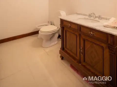 Casa en Venta con 8 cocheras