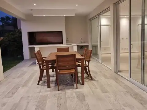 Casa 7 ambientes con 4 baños