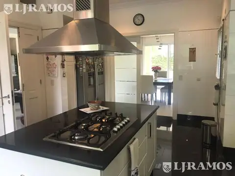 Casa 7 ambientes con 5 baños