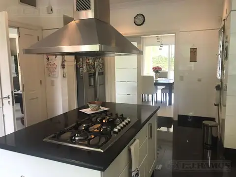 Casa 7 ambientes con 5 baños