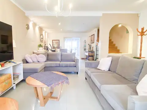 Casa 4 ambientes con 2 baños