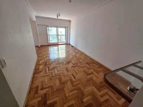  RESERVADO  Excelente depto  de 3 ambientes al frente con balcón!