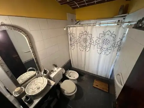 Casa 4 ambientes con 2 baños