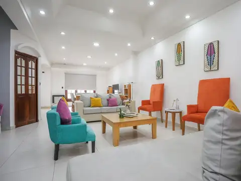 casa en venta 4 ambientes en Moron con cochera