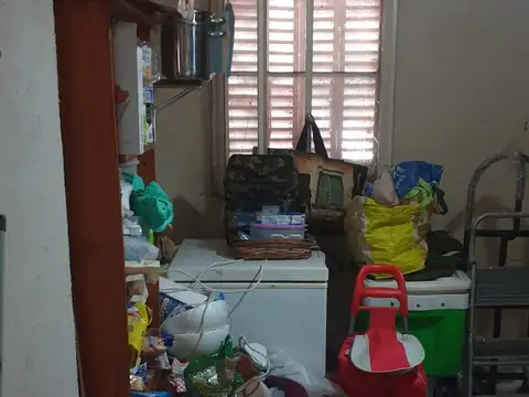 5 ambientes, escritorio, 2 baños, garage y jardin al frente y contrafrente