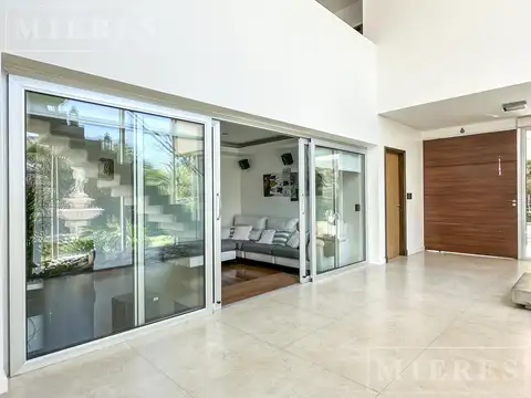 Casa en Venta con 3 cocheras