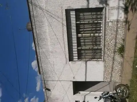 Dpto T/Casa al frente, 2 plantas, con 2 Deptos. de 3 y 2 amb