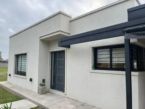 CASA EN VENTA EN PERGAMINO CON PATIO Y PILETA