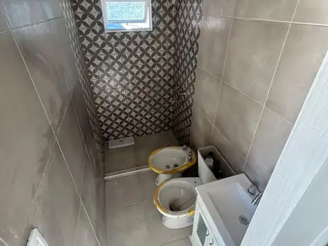 Casa 4 ambientes con 2 baños