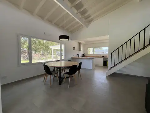 Casa 4 ambientes con 2 baños