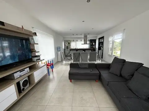 Casa 4 ambientes con 2 baños