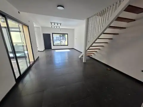 Casa de 4 ambientes en lote propio refaccionada a nuevo