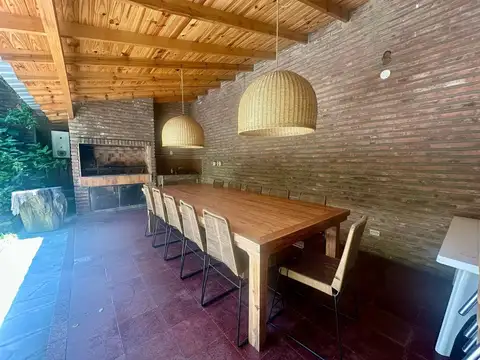 Casa 5 ambientes con 2 baños