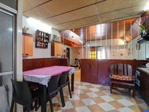 Casa 4 ambientes con 2 baños