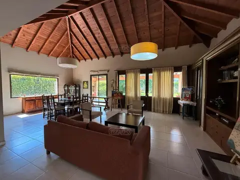 Casa en Venta con 2 cocheras