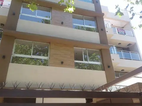 Excelente departamento de dos ambientes con cochera en venta, Villa sarmiento.