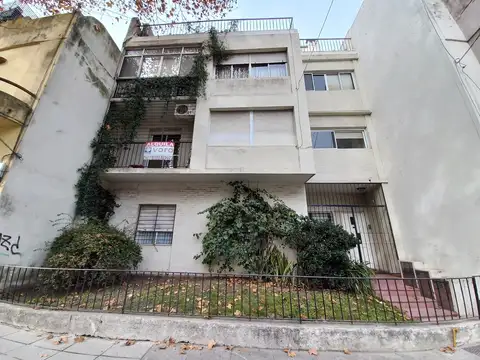 Tipo Casa al frente, Balcon 2 Dorm. con placard, Baño y Cocina reciclados, Sin expensas 