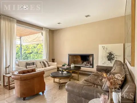 Casa en Venta con 3 cocheras