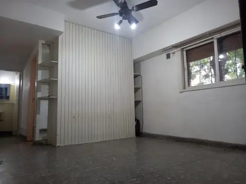 2 Ambientes en planta baja al frente con patio - MUY BAJAS EXPENSAS