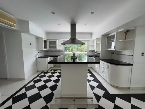 Casa 5 ambientes con 8 baños