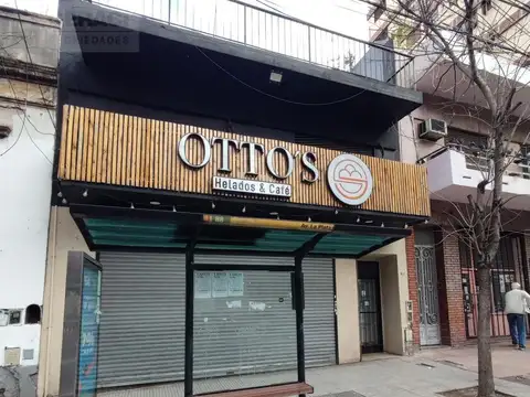 Amplia oficina con entrada independiente - A metros de Av. La Plata