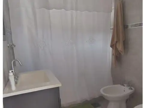 Casa 5 ambientes con 1 baño
