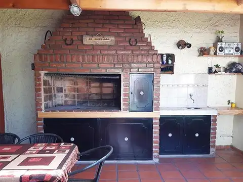 Chalet 5 amb  2 plantas c/parque y pileta - Castelar