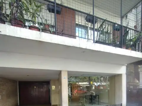 Luminoso departamento 3 ambientes con balcón y cochera