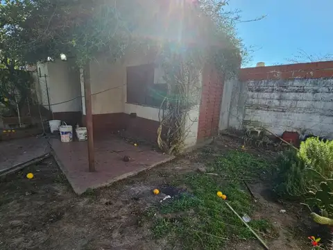 Casa 6 ambientes con 2 baños