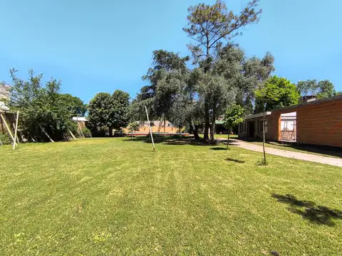 Terreno de 1.600 con quincho y casa en construcción, oportunidad