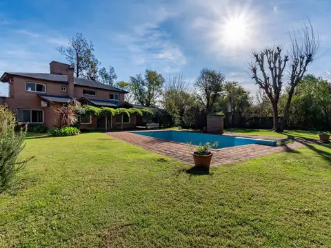 VENTA - Casa de 3 dormitorios con cochera y pileta - Funes.