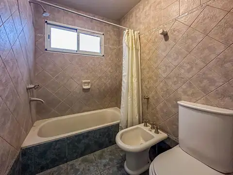 Casa 6 ambientes con 2 baños