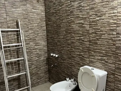 MONOAMBIENTE DIVISIBLE AL FRENTE,  LUMINOSO, BAJAS EXPENSAS, A PASOS DEL METROBUS CON GRAN VARIEAD DE TRANSPORTE