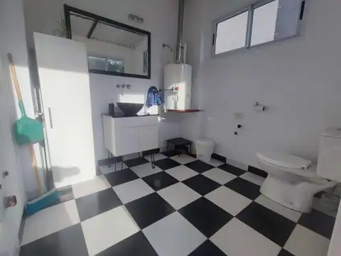 TOTALMENTE RECICLADO PH  3 AMBIEMTES 1ER PISO POR ESCALERA CON TERRAZA PROPIA SIN EXPENSAS