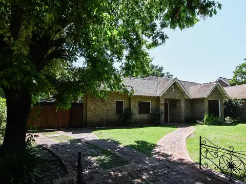 Casa en  Venta 5 Dormitorios - Planta baja, Pileta , Quicho