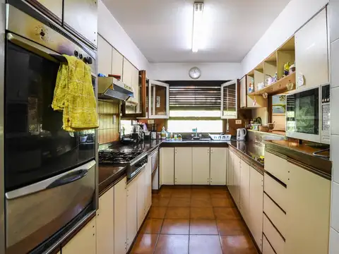 Casa 8 ambientes con 4 baños