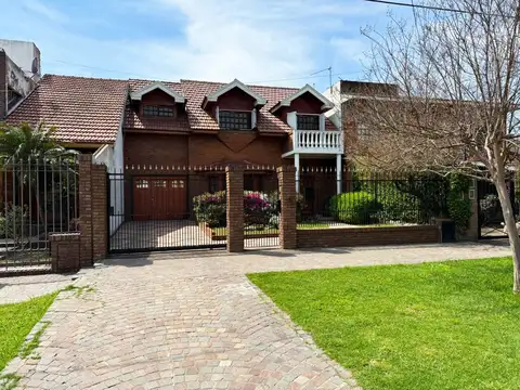 Venta Casa 3 ambientes, 2 dorm, 4 baños